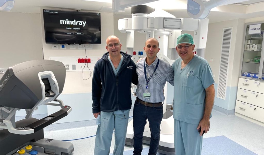 המנתחים ד"ר ריאד חדאד, ד"ר יורם דקל ועוז יאיר עם קבלת הרובוט לכרמל (צילום: אלי דדון)