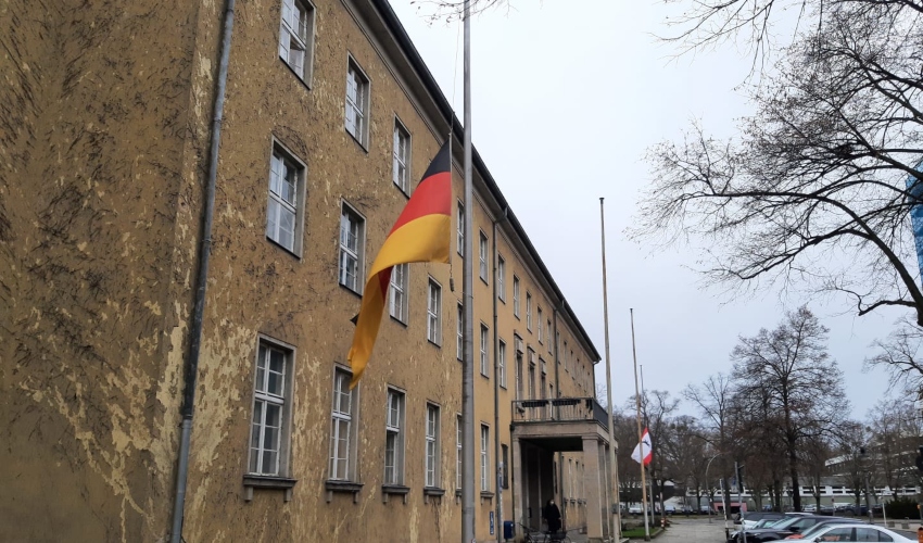 הדגל הגרמני בבניין העירייה של העיר התאומה שטיגליץ-צלנדורף הורד לחצי התורן (צילום: דוברות העירייה)
