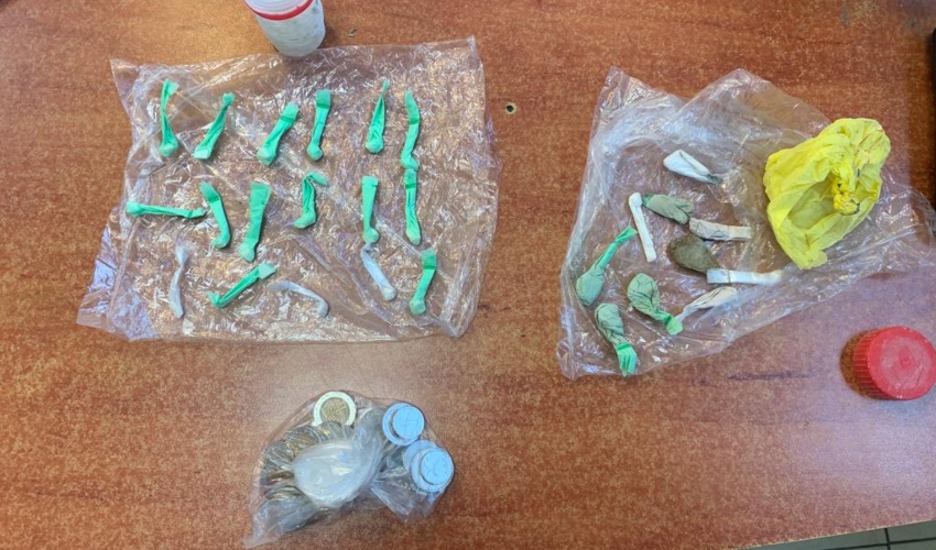 חלק מהסמים שנתפסו בתחנת הסמים (צילום: דוברות המשטרה)