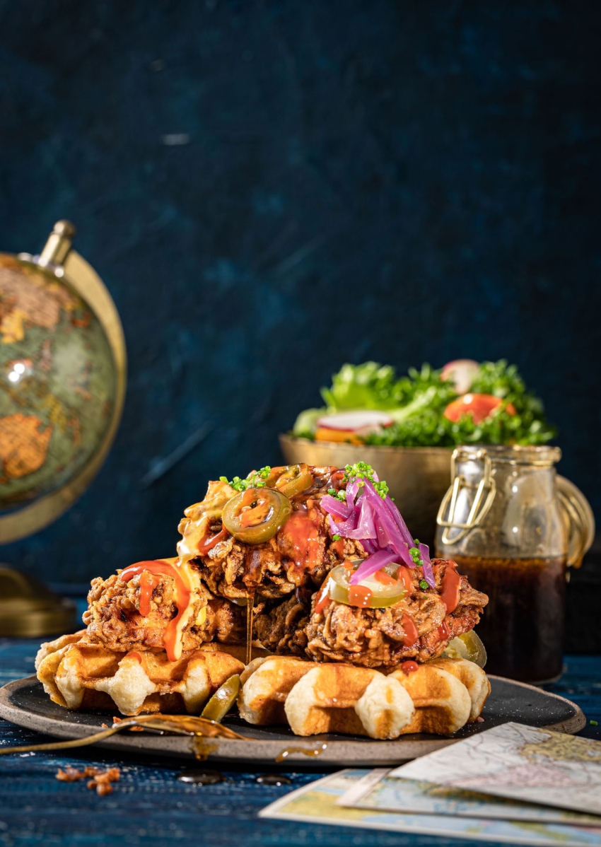 קריספי צ'יקן ופל של "בנדיקט" (צילום: שרית גופן)