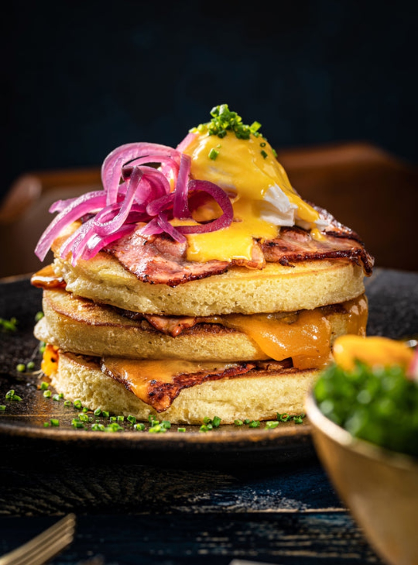 פנקייק בייקון צ'דר של "בנדיקט" (צילום: שרית גופן)