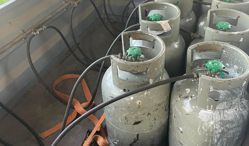 בלוני הגז שנתפסו בפשיטה על אתר גז פיראטי בקרית אתא (צילום: דוברות העירייה)