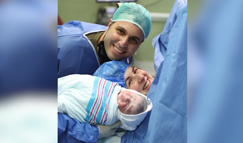 ליאן ורם כהן, ובנם התינוק שזה עתה נולד ברמב"ם (צילום: דוברות רמב"ם)