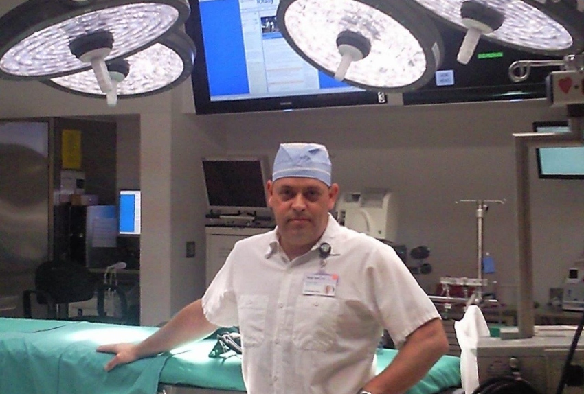 ד"ר רונן גלילי בחדר ניתוח (צילום: אלי דדון)