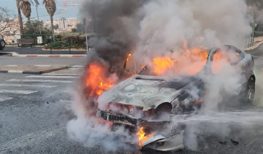 רכב עולה באש בשדרות הציונות בחיפה (צילום" דוברות כבאות והצלה - חוף)
