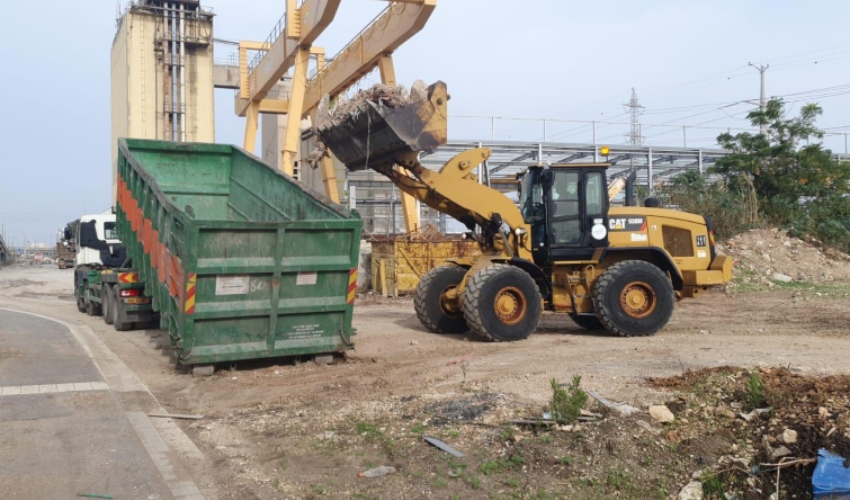 עבודות לפינוי פסולת המבוצעות על ידי העירייה בנחל סעדיה (צילום: דוברות העירייה)