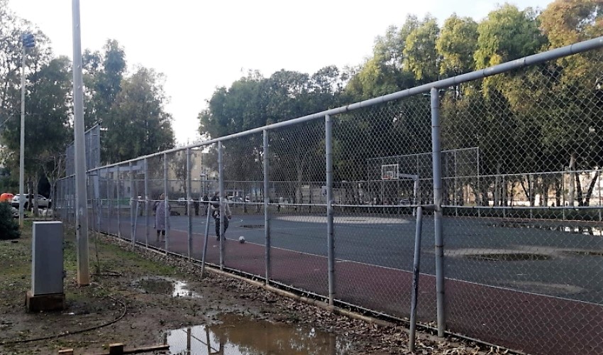 מגרש הספורט בקרית אליעזר במצבו הנוכחי (צילום: דוברות עיריית חיפה)