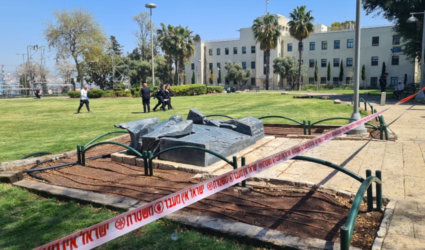 זירת הפיגוע בגן הזיכרון (צילום: דוברות המשטרה)