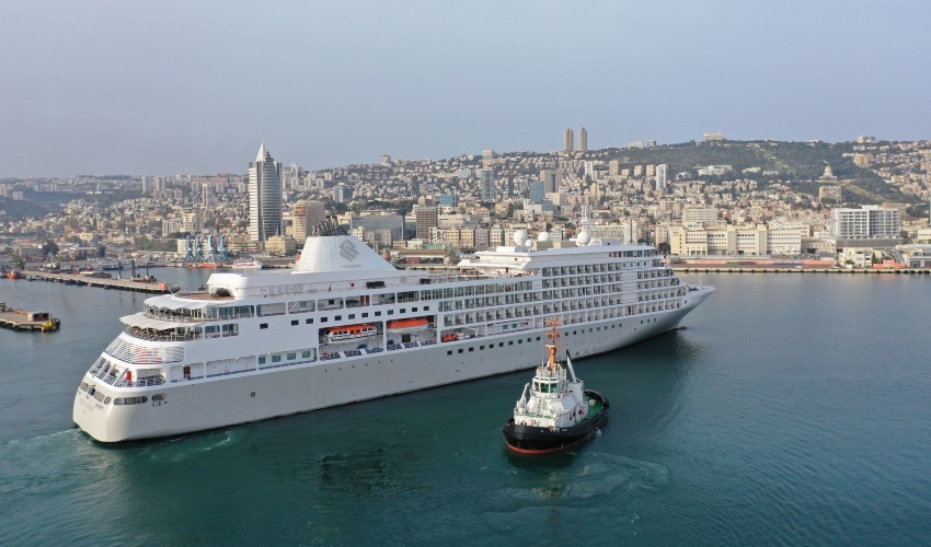 האונייה SILVER WHISPER בנמל חיפה (צילום רחפן: גיאודורונס)