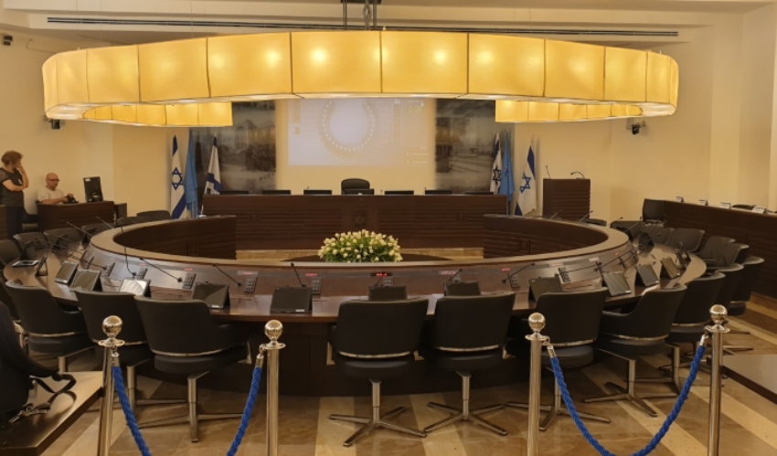אולם המליאה של מועצת העיר (צילום: בועז כהן)