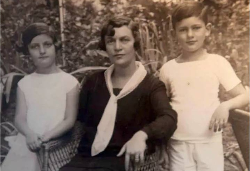 סבתא רבתא קטרינה סנש וילדיה, גיורא וחנה (צילום: אוסף משפחתי, הספרייה הלאומית) 
