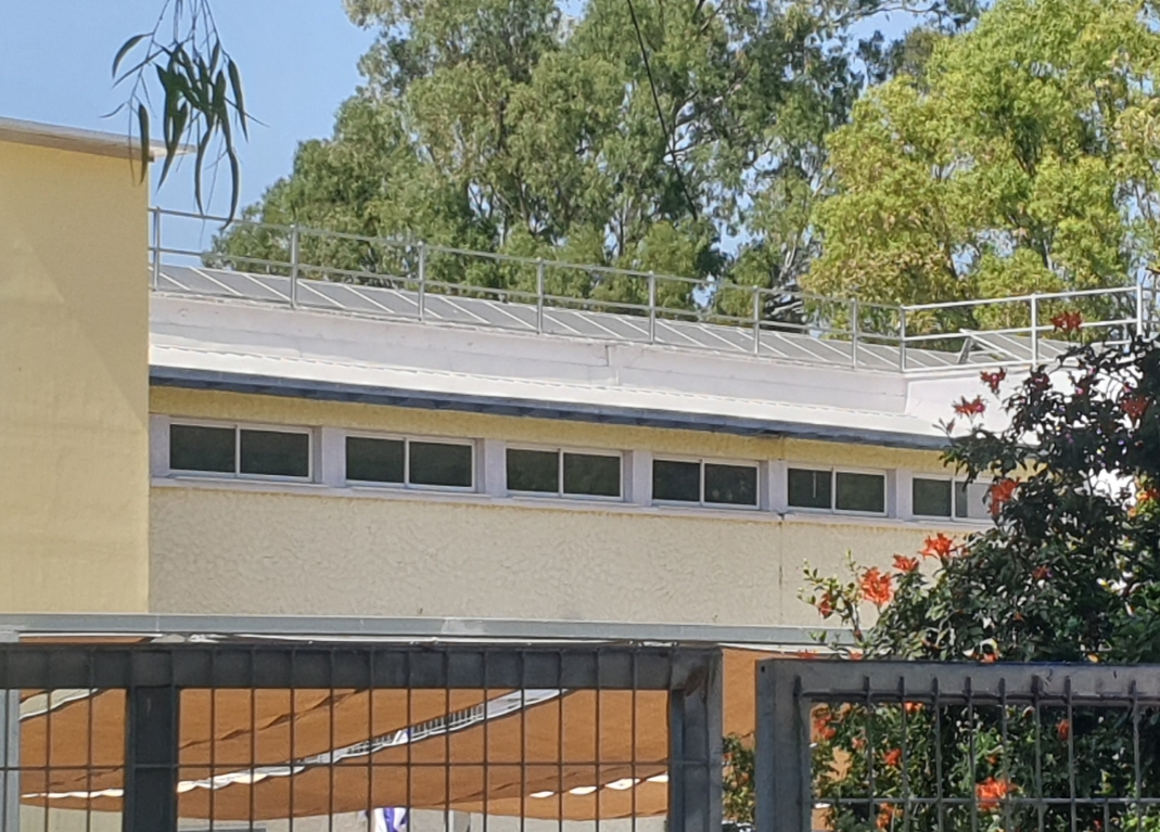 התקנים פוטו-וולטאים על גג בית ספר בעיר (צילום: בועז כהן)