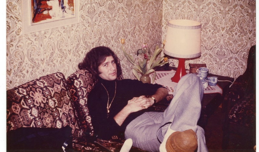 מייק ברנט אחרי ניסיון ההתאבדות הראשון. ביקור אצל אפרת ואיזידור פורמן, ז'נבה, 1975 (צילום: אוסף משפחת ברנד, מוזיאון העיר חיפה)