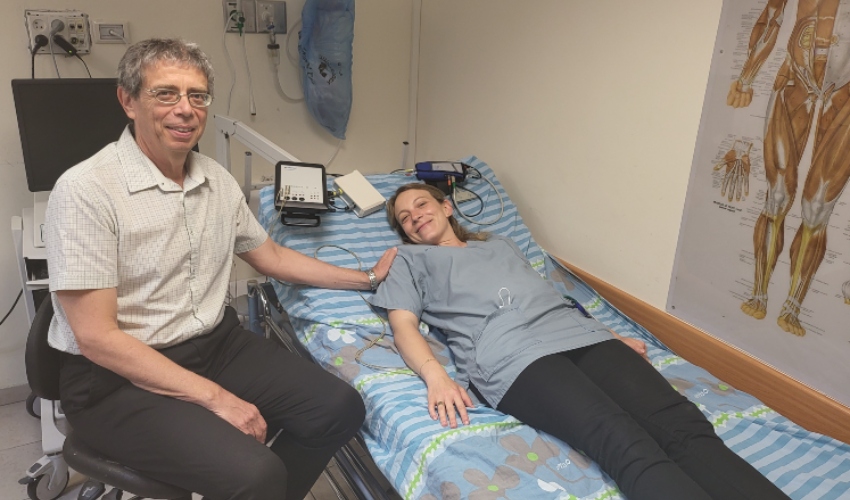 פרופ' גיורא פילר עם מטופלת במעבדת השינה בכרמל (צילום: אלי דדון)