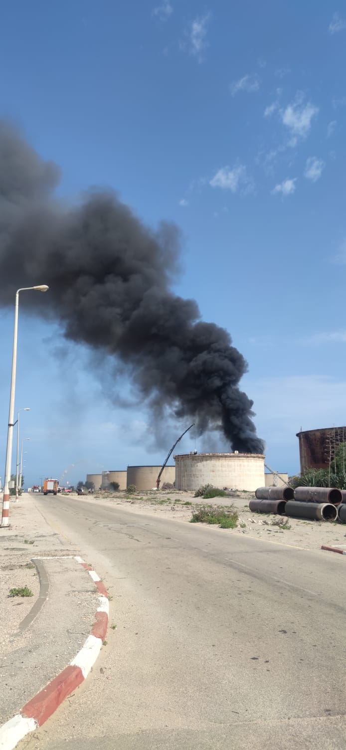 העשן המיתמר ממפעל תשתיות נפט (צילום: דוברות כב"ה מחוז חוף)