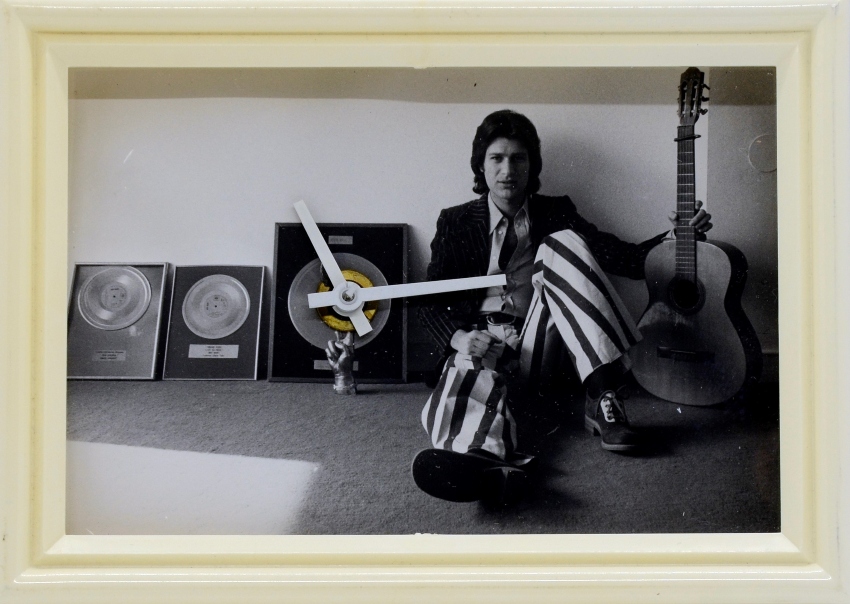 שעון קיר. מייק ברנט עם תקליטי זהב, 1972 (צילום: אוסף משפחת ברנד, מוזיאון העיר חיפה)
