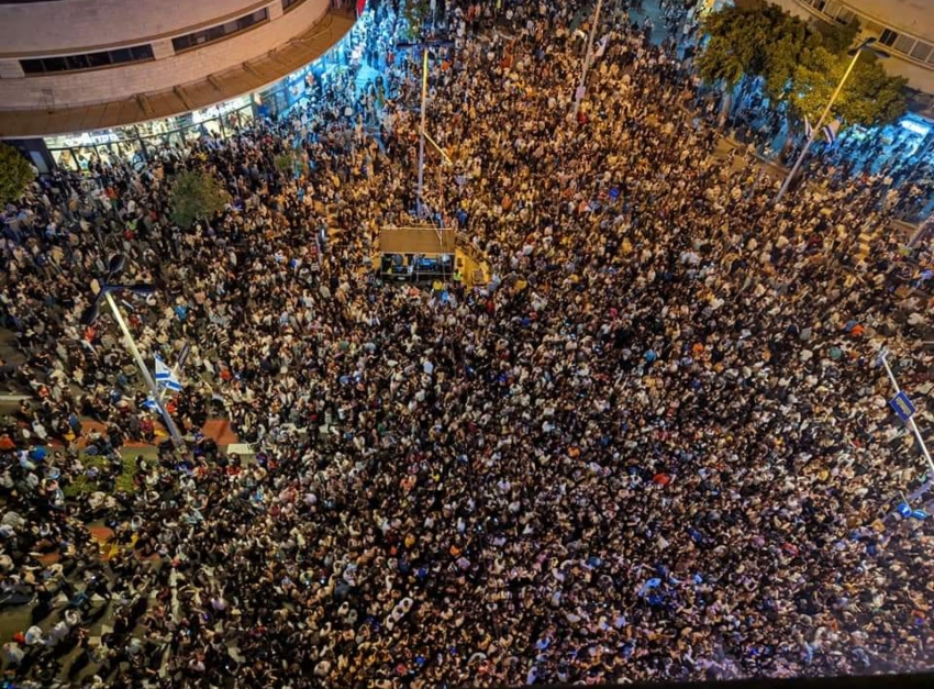 עשרות אלפים חוגגים בחיפה (צילום רחפן: חיים יקר)