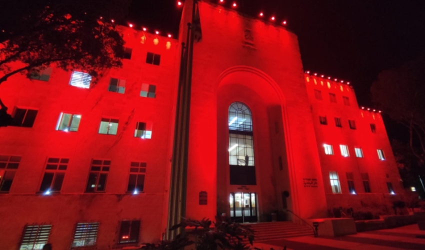 בניין עיריית חיפה מואר באדום לזכרו של מודי בר-און ז"ל (צילום: ראובן כהן, דוברות עיריית חיפה)