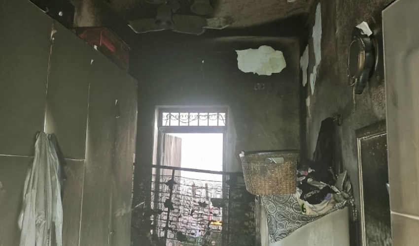 שריפה בבניין מגורים ברחוב הירדן (צילום: דוברות כבאות והצלה חוף)