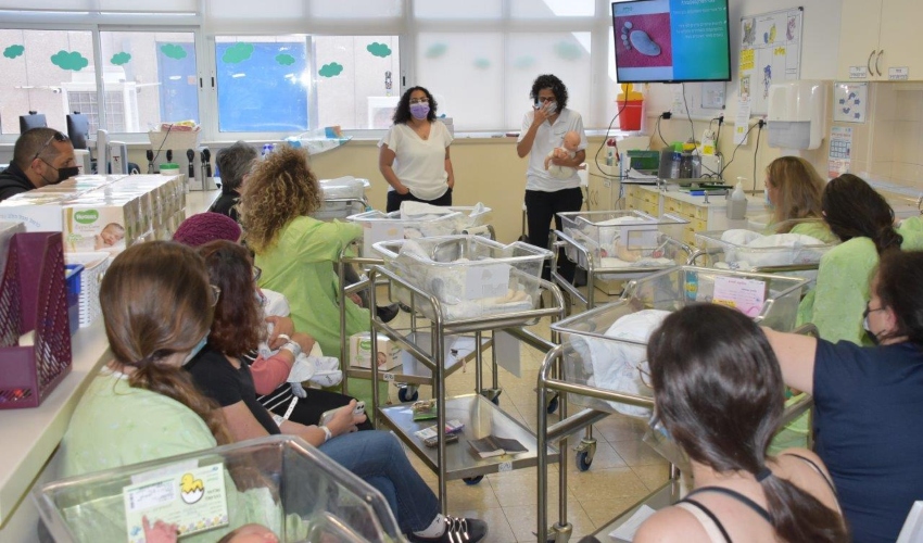 סדנת עיסוי תינוקות במרכז הרפואי כרמל (צילום: אלי דדון, ירון חזן)