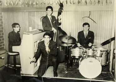 שלישית החיפאים - משה ברנד, קובי ארליך ודוד אזולאי, במועדון מולין רוז', זמר אורח דומיניק מונגהן 1965-1965 | צלם לא ידוע, אוסף משפחת ברנד