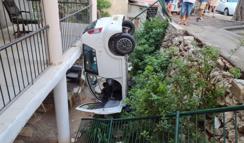 רכב נפל לחצר מבנה מגורים ברחוב ארלוזורוב בחיפה (צילום: דוברות כבאות והצלה חוף)