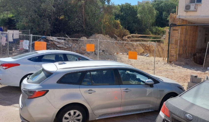 חנייה מאולתרת ברחוב חרוב (צילום: תמיר מירובסקי)