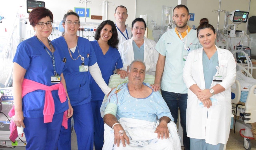 משה כהן והצוות הרפואי שטיפל בו בבית החולים כרמל (צילום: אלי דדון)