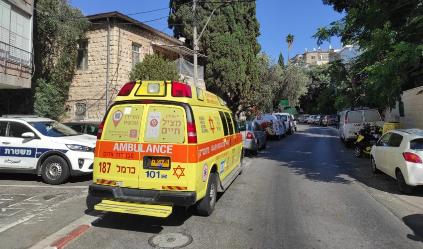 גופת גבר כבן 49 במצב ריקבון נמצאה בדירה ברחוב בן יהודה (צילום: תיעוד מבצעי מד"א)