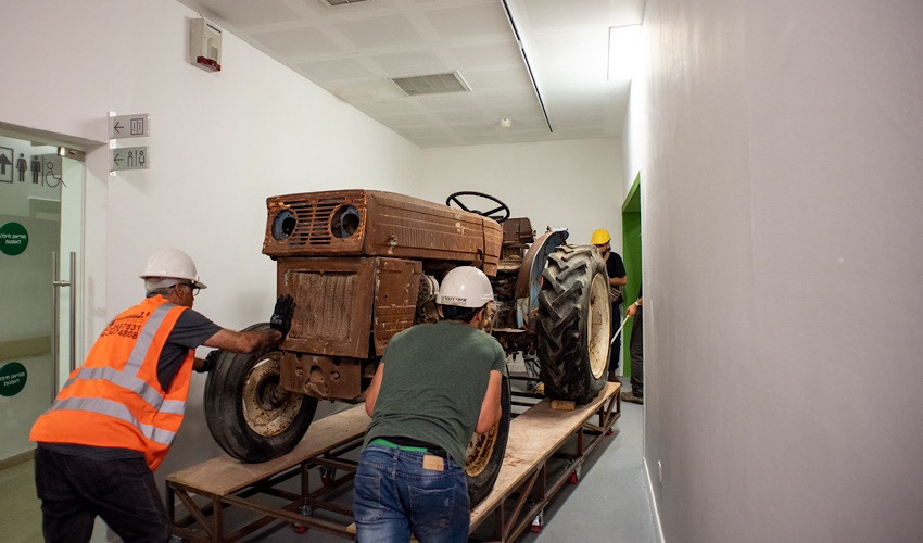 הטרקטור מוכנס אל חלל המוזיאון (צילום: חברת מוזיאוני חיפה)