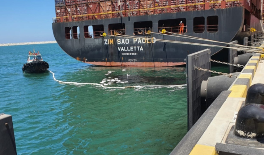 דליפת שמן מאונייה בנמל המפרץ (צילומים: רני עמיר וניר פייר, המשרד להגנת הסביבה)
