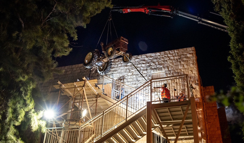 הטרקטור מונף אל תוך חלל המוזיאון (צילום: חברת מוזיאוני חיפה)