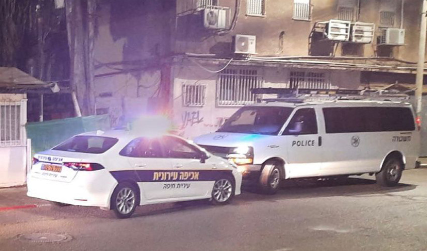 ניידת משטרה ורכב של הפיקוח העירוני בעת המעצר (צילום: דוברות עיריית חיפה)