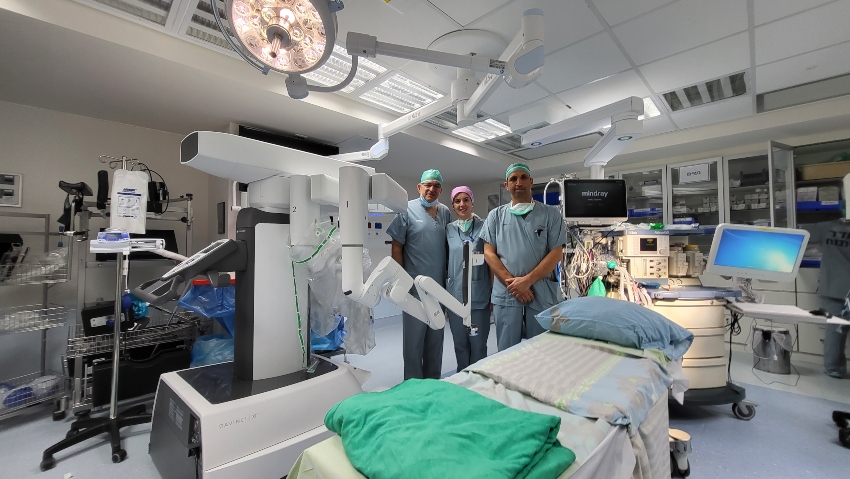 חדר ניתוח בכרמל עם הרובוט דה וינצ'י (צילום: אלי דדון)