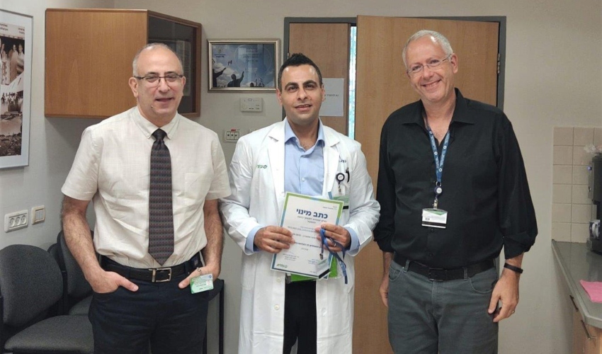 מנהל בית החולים ד"ר אבי גולדברג, ד"ר ריאד חדאד וד"ר אחמד מחאמיד עם קבלת כתב המינוי (צילום: אלי דדון)