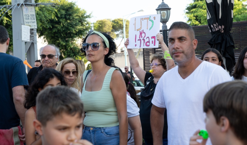 הפגנת הורים ותלמידים מבית הספר מגינים נגד העירייה (שימוש לפי סעיף 27א לחוק זכויות יוצרים)