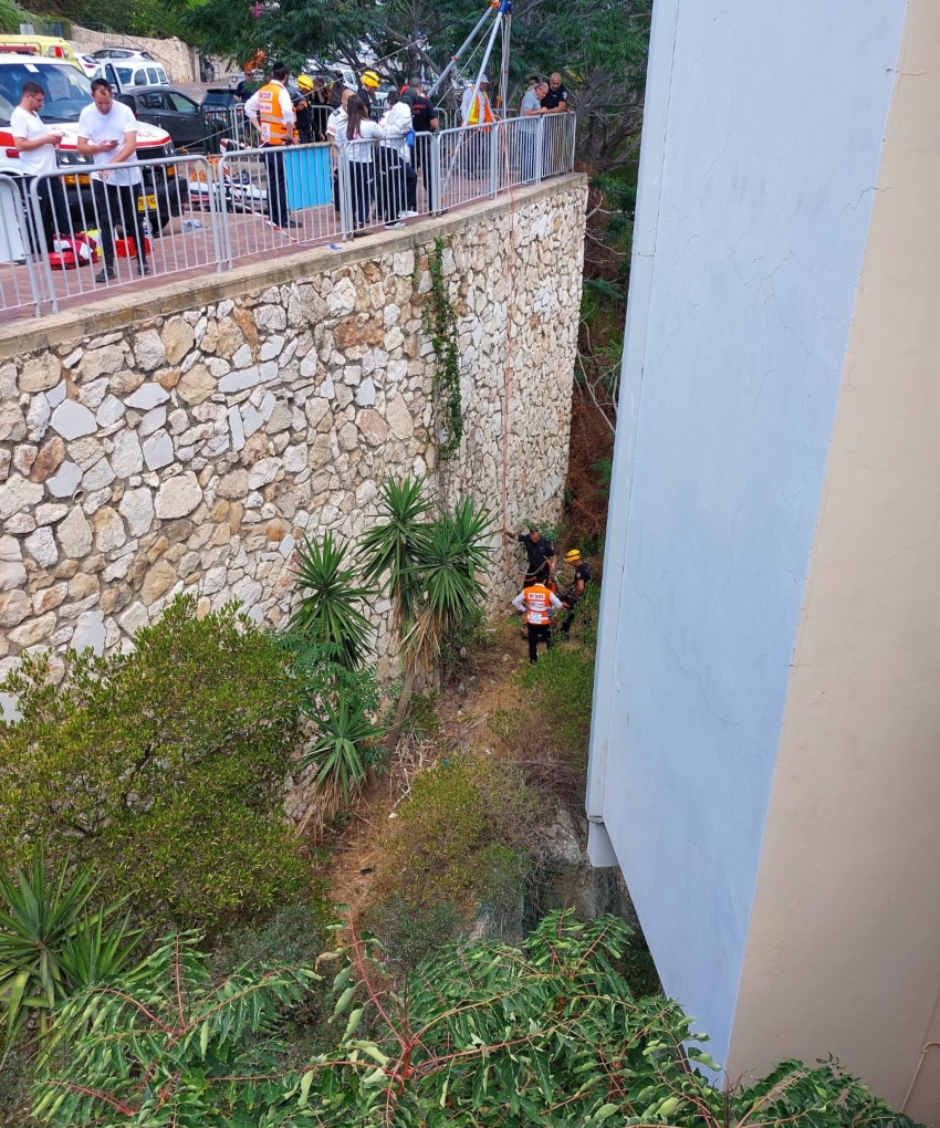 חילוץ אדם שנפל מגובה של כ-30 מ' ברחוב הגליל (צילום: דוברות כבאות והצלה חוף)