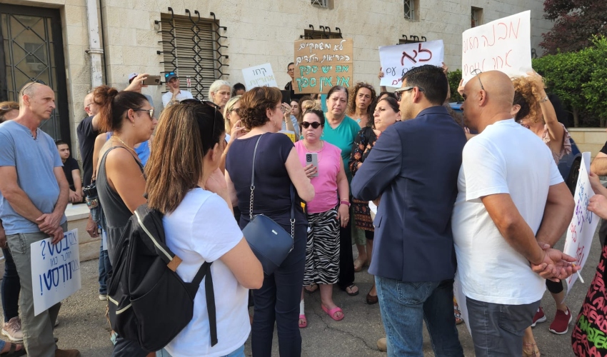 הורים לתלמידים בליאו באק מפגינים מול בניין העירייה