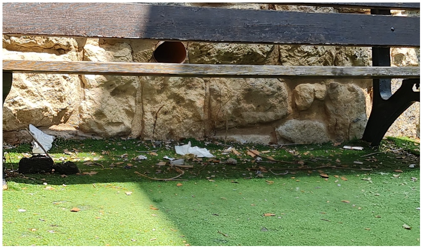 הלכלוך בגן חיל הים (צילום: רובי אנגל)