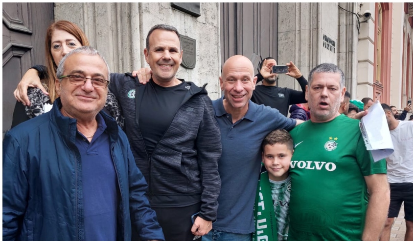 ליאור שטיין (שלישי מימין) עם בנו ואוהדי מכבי חיפה נוספים בבלגרד
