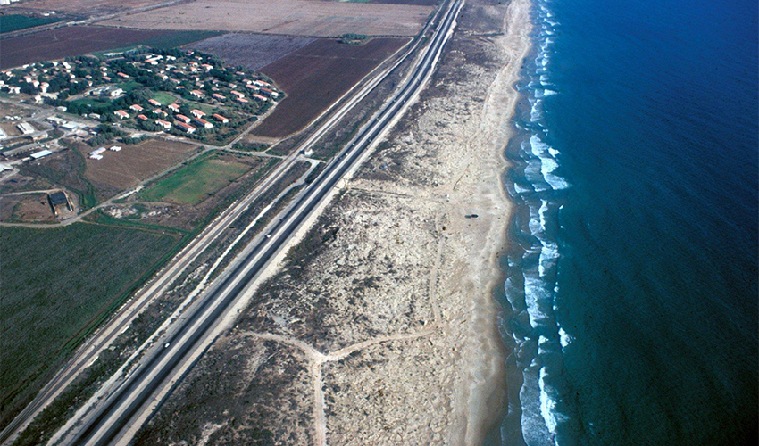 כביש החוף (צילום: ויקישיתוף, המרכז למדיה דיגיטלית, אוניברסיטת חיפה, הספרייה, CC-BY-2.5)