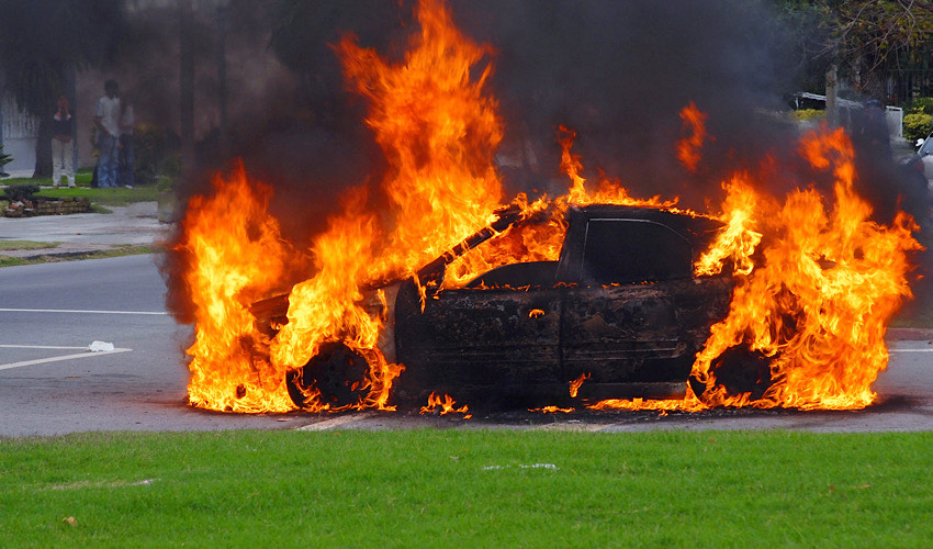 רכב עולה באש (אילוסטרציה: Cienpies/depositphotos.com)