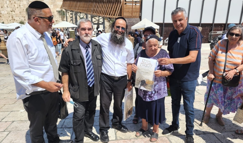 חגיגת בר ובת מצווה מאוחרת לניצולי שואה מאוקראינה (צילום: יוסף הירש)