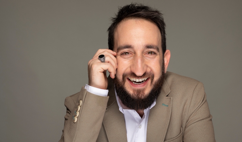 מאסטרו תום כהן (צילום: דניאל קמינסקי)