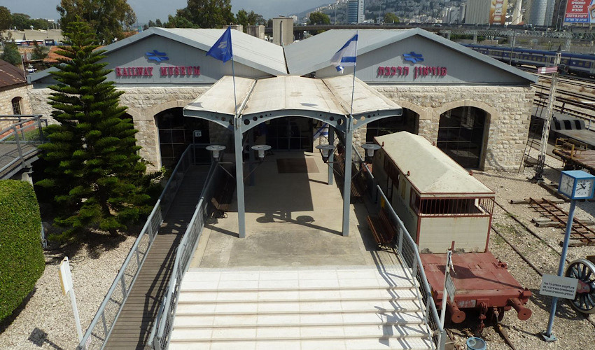 קטר הדיזל ברציף של מוזיאון הרכבת (צילום: רכבת ישראל)