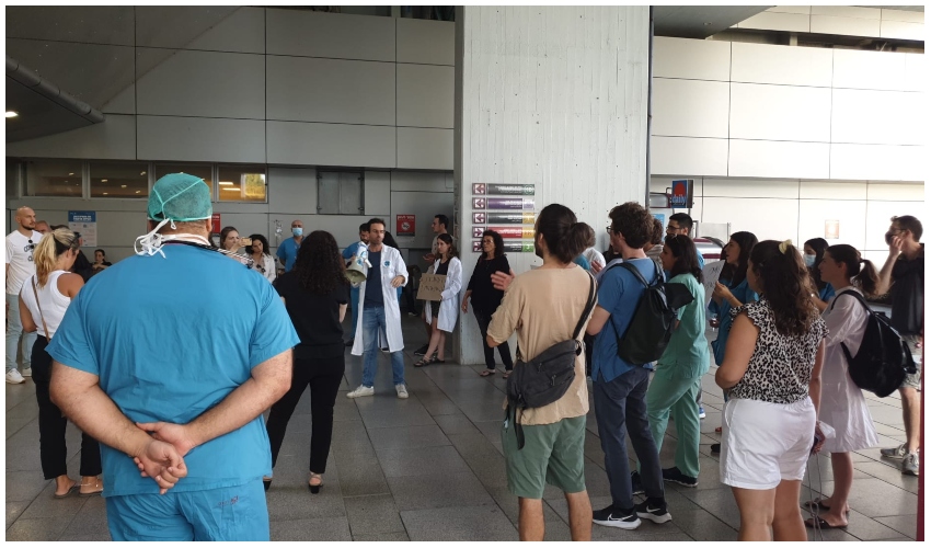 הפגנת התמיכה במתמחים בכניסה לקריה הרפואית רמב"ם (צילום: איתמר סלטון)