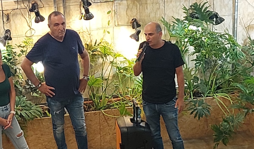 עובדי אגף הארנונה באסיפת הסברה עם יו"ר ועד העובדים אמנון עידו