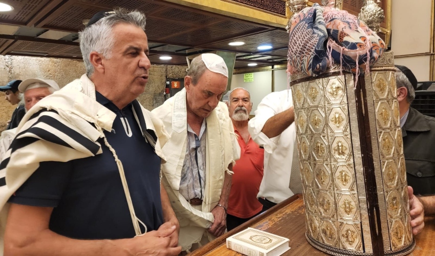 חגיגת בר מאוחרת לניצולי שואה מאוקראינה (צילום: יוסף הירש)