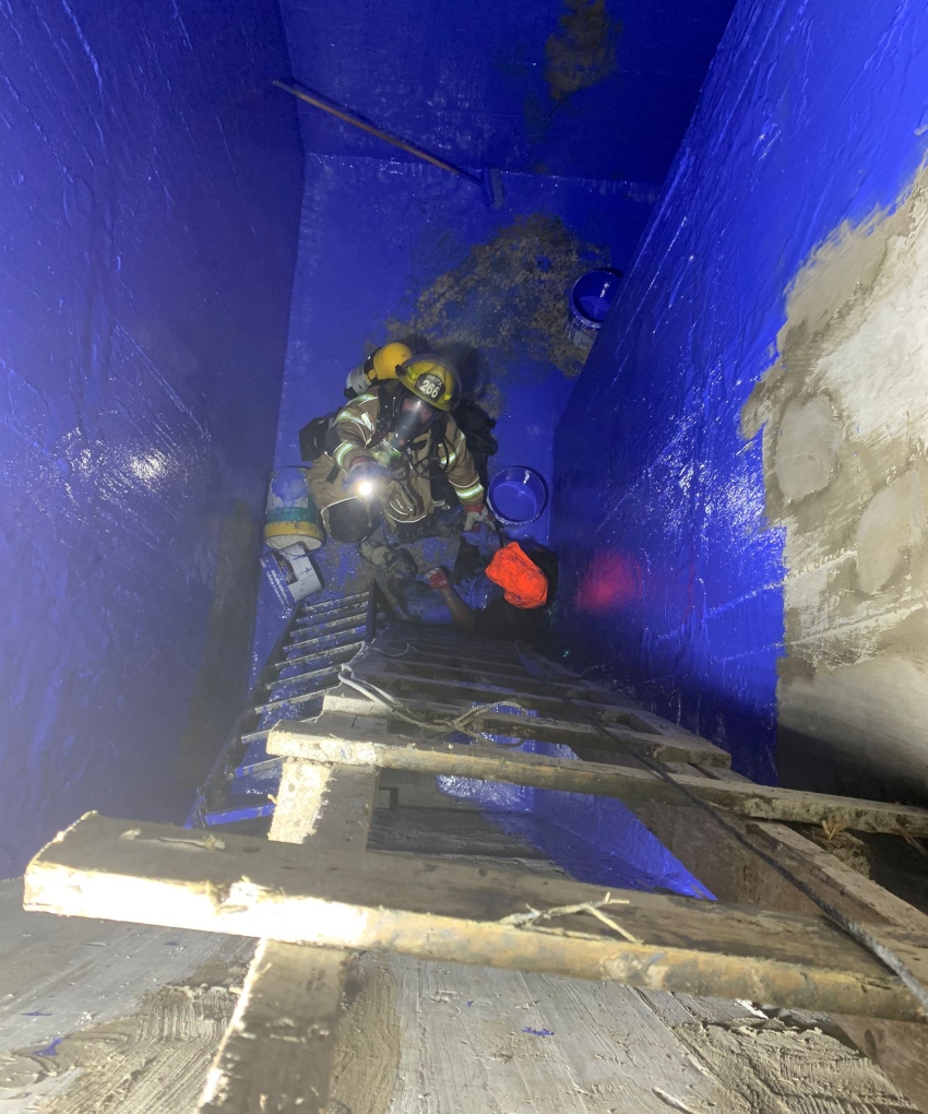 חילוץ הפועל מהבור ברחוב לינקולן (צילום: דוברות כבאות והצלה חוף)