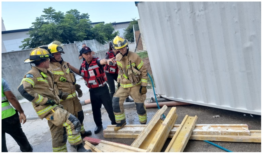לוחמי אש מתחנת חיפה ואנשי מד"א במקום נפילת המכולה (צילום: דוברות כבאות והצלה מחוז חוף)